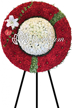 Կարմիր ծաղկեպսակ սպիտակ գնդաձև կոմպոզիցիաով